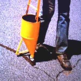 Image: Asphalt Crack Filling Pour Pot
