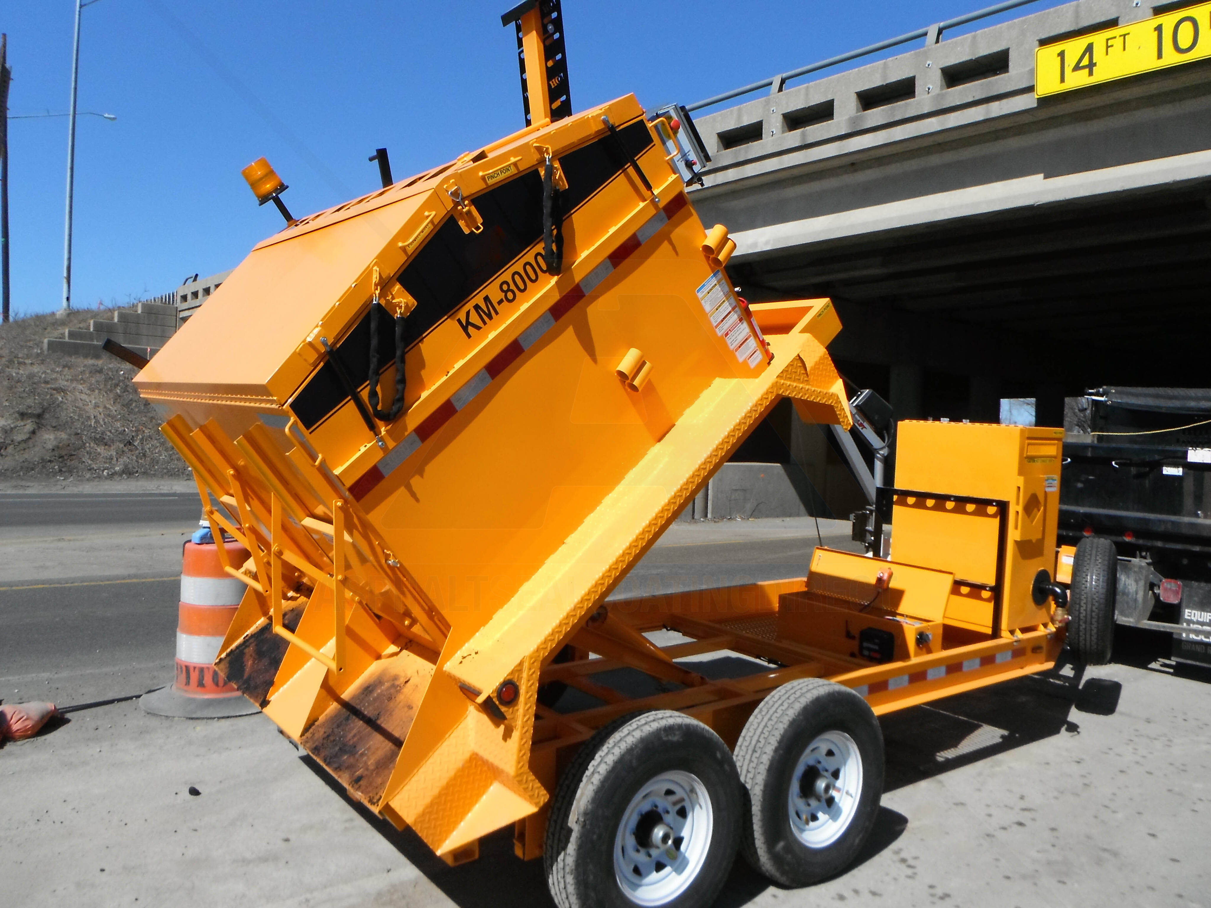 4 ton heated asphalt box